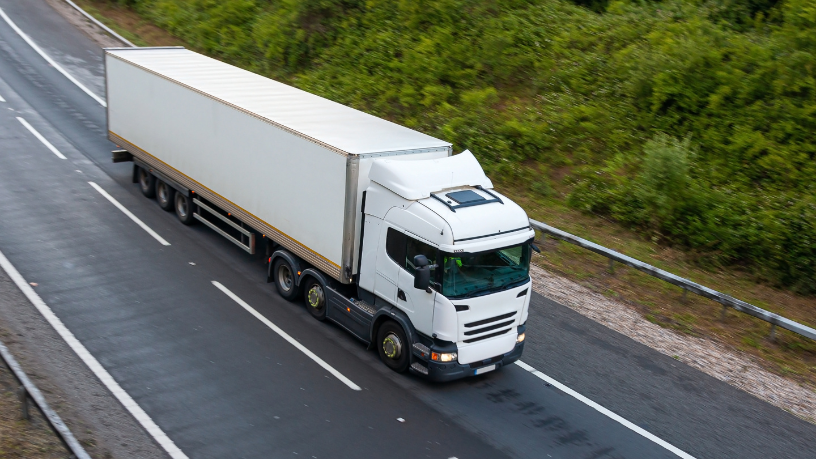 Garantir a integridade de medicamentos e insumos hospitalares exige logística altamente controlada, processos certificados e monitoramento contínuo — pilares da Avantec Transportes.