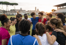 Jogadores de diferentes origens reunidos em um campo de futebol durante torneio de integração na Itália