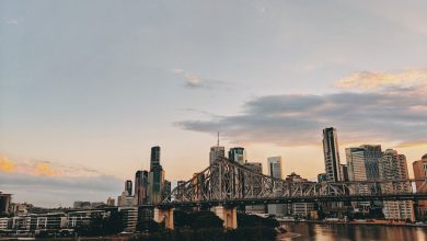 Vista do skyline de Brisbane ao entardecer, com a Story Bridge sobre o rio Brisbane.